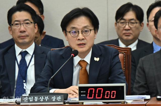 김정관, 관세협상 현금투자 논쟁에 첨예한 대립 예고