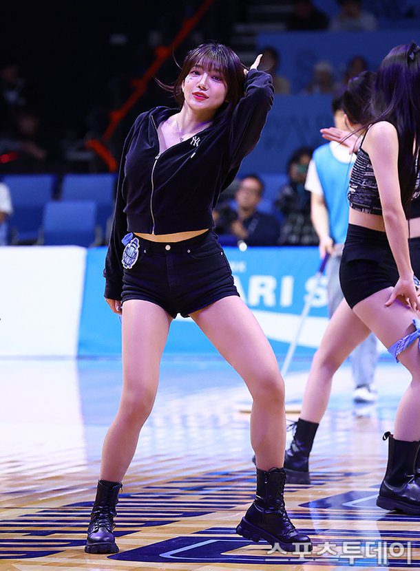 ST포토 |  박소영 치어리더의 빛나는 섹시 매력으로 경기장 열기 UP
