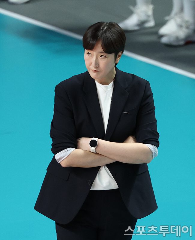 [ST포토] 경기 지켜보는 장소연 감독 : 네이트 스포츠